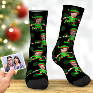 Kundenspezifische schwarze Weihnachtselfen-Socken - personalisierte Fotosocken